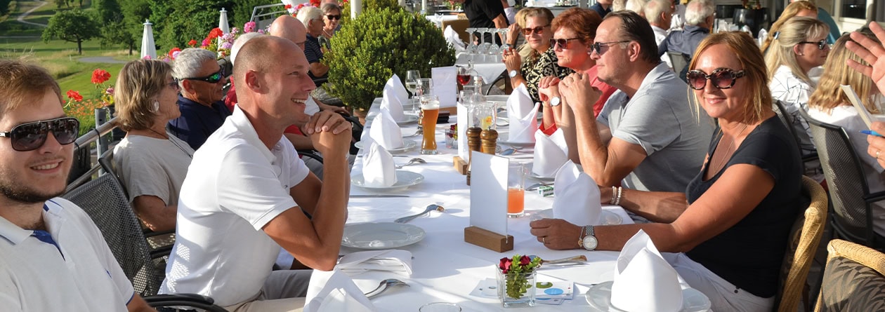 Gäste auf der Terrasse