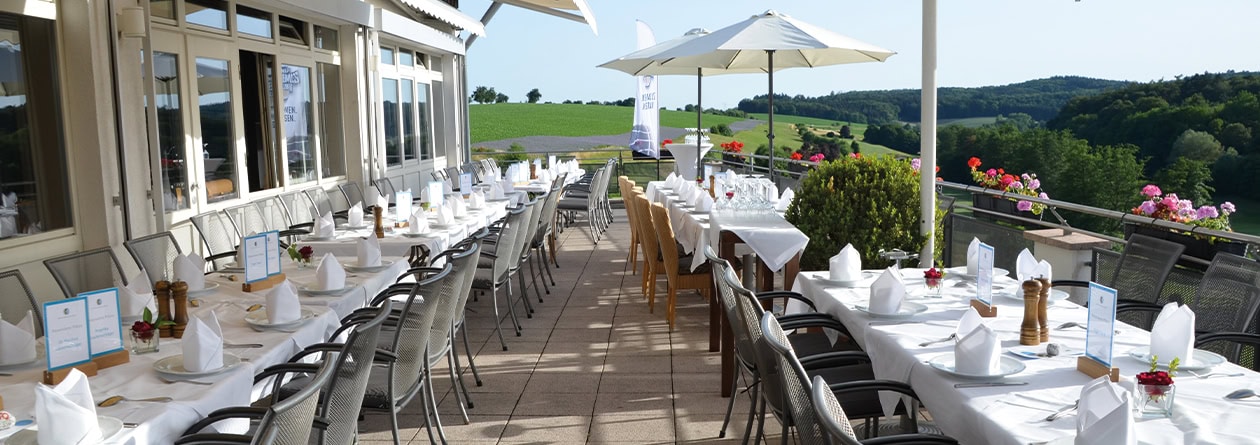 Eingedeckter Tisch auf der Terrasse